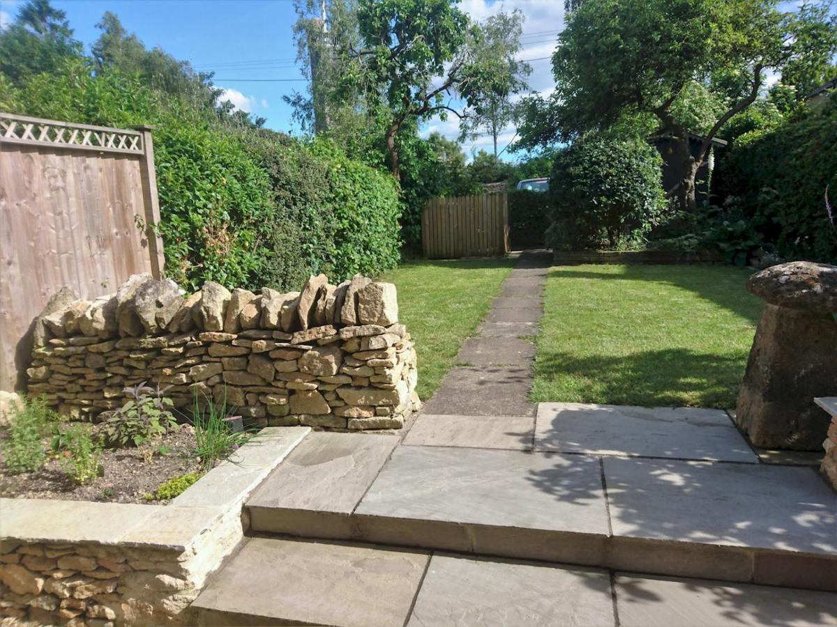 Pass The Keys The Pippins A Cotswold Cottage And Garden Parking Stow-on-the-Wold Exterior photo